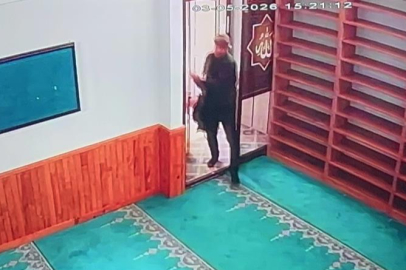 Caminin sadaka kutusundan hırsızlık kamerada