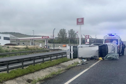 Islak yolda kontrolden çıkan araç yan yattı: 4 yaralı