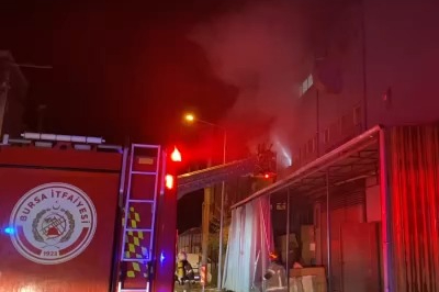 Bursa'da mobilya fabrikasında yangın paniği