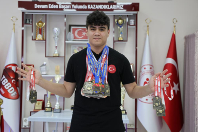 Dünya ve Türkiye dart şampiyonu Bedirhan Nas, madalyaya doymuyor
