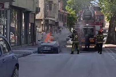 Bursa'da park halindeki otomobil alev alev yandı