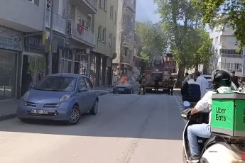 Bursa'da park halindeki otomobil alev alev yandı