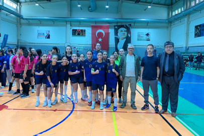 Futsal'da şampiyon Elmasbahçeler Salih Şeremet Ortaokulu