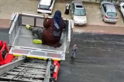 Yaşlı annesi ve halasını yük asansörüyle evine çıkardı