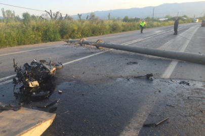 Bursa'da motosiklet elektrik direğine çarptı: 4 yaralı