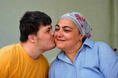 Fedakar anne ömrünü Down sendromlu oğluna adadı