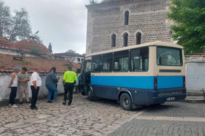 Freni boşalan dolmuş tarihi çarşıda dehşet saçtı