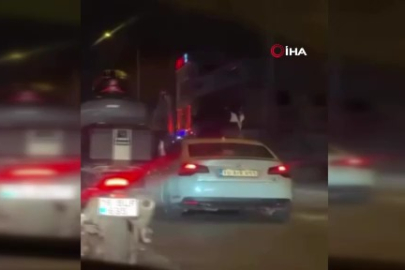 Bursa'da otomobilin tavanına oturdular : 25 bin TL ceza kesildi