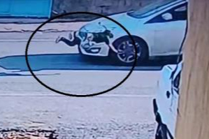 Otomobilin çarptığı çocuk metrelerce savruldu