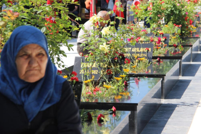 Soma maden şehitleri mezarları başında anıldı