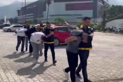Binaya tırmanan hırsızlar evin önündeki otomobili çaldı