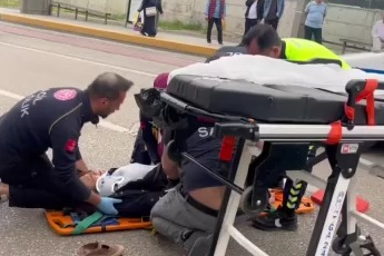 Bursa'da alt geçidi kullanmadı, otomobil çarptı