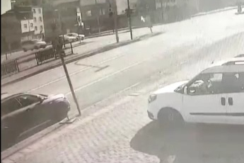 Bursa'da kırmızı ışığı beklemek istemedi, kaza yaptı