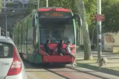 Bursa'da tramvay arkasında tehlikeli yolculuk