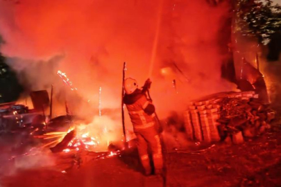 Bursa'da alev alev yanan baraka küle döndü
