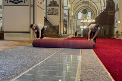 Bursa Ulucami'de halı yenileme çalışmaları başladı