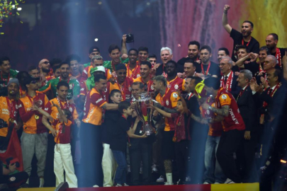 Şampiyon Galatasaray kupasını aldı