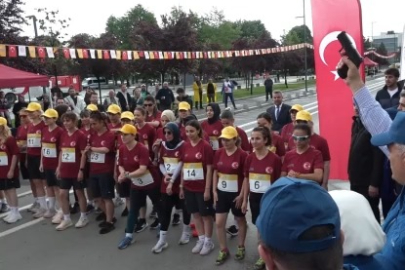 Yağmur postacılara engel olamadı