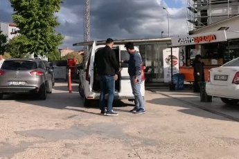 İnegöl’de enseden bıçaklayan şüpheli ile ağabeyi yakalandı