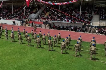 Komandolardan 19 Mayıs’a özel nefes kesen gösteri