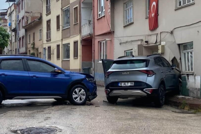 Bursa'da otomobil ile çarpışan cip eve girdi
