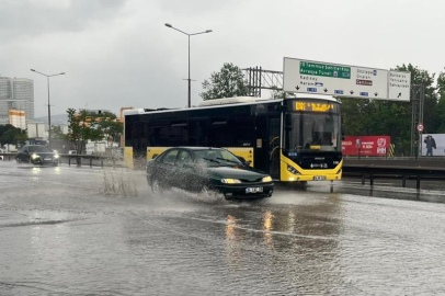 Sağanak etkisini göstermeye başladı: Yollar göle döndü