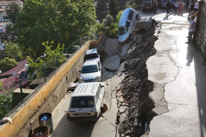 Aşırı yağışla birlikte çöken yol 5 aracı yuttu