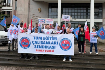 Bursa'da diplomalarını asıp, sınav talep ettiler