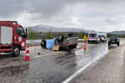 Lüks otomobil 2 kişiye mezar oldu