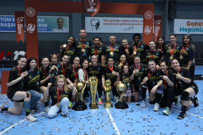 Bursa Büyükşehir Belediyespor sezonun üçüncü kupasına da kavuştu