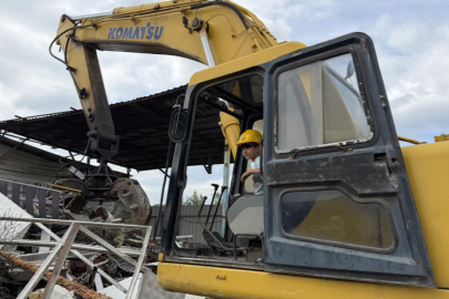 Bursa'da 6 yaşında oyuncak yerine iş makineleriyle oynuyor