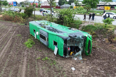 Devrilen otobüste can pazarı: Çok sayıda yaralı var