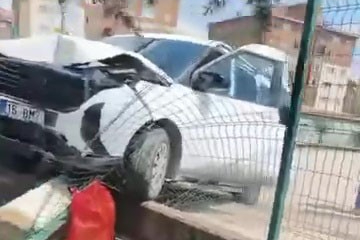 Bursa'da kontrolden çıkan otomobil okul duvarına girdi