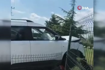 Bursa'da kontrolden çıkan otomobil okul duvarına girdi