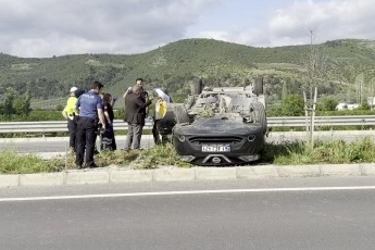 Bursa'da kontrolden çıkan otomobil takla attı