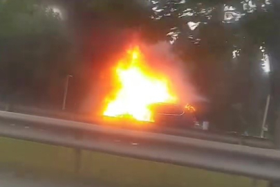 Bursa'da seyir halindeki otomobil alev alev yandı