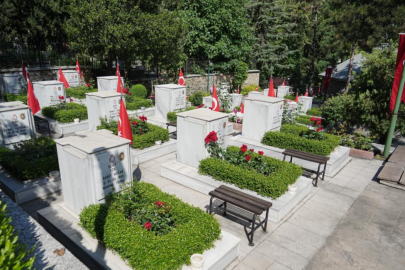 Bursa'da şehitlikte hüzünlü bayramlaşma