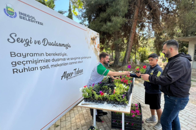 İnegöl'de bayram öncesi mezarlıklarda çiçek dağıtıldı