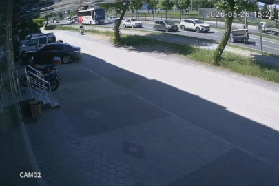 Bursa'da kamyonetten düşen demir kafes faciaya davetiye çıkardı