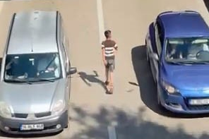 Bursa'da canını hiçe sayarak akan trafikte böyle yürüdü