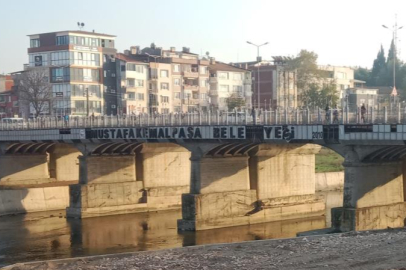 Bursa'da köprüdeki dökülmüş yazı bakımsızlığın sembolü oldu