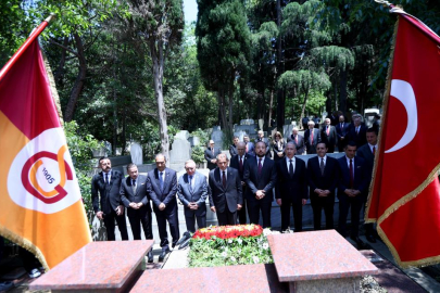 Özbek, Ali Sami Yen ve Süleyman Seba'nın kabrini ziyaret etti