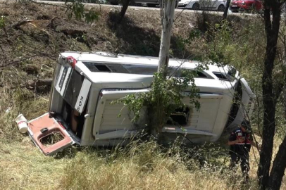 Yolcu minibüsü ile otomobil kaza yaptı: 14 yaralı