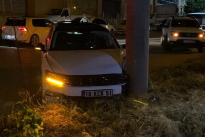 Bursa'da kontrolden çıkan otomobil direğe çarptı: 1 yaralı