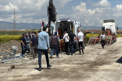 Toprak altında kalan işçiyi arkadaşları kurtardı