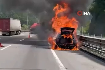 TEM'de alevlere teslim olan otomobil küle döndü