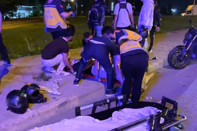 Bursa'da emniyet şeridinde bekleyen motosikletlere çarptı