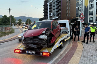 Bursa'da kontrolden çıkan araç tabelaya çarptı: 1 yaralı