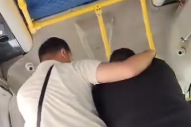Bursa'da 5 TL'lik eksik ödeme yüzünden minibüs karıştı