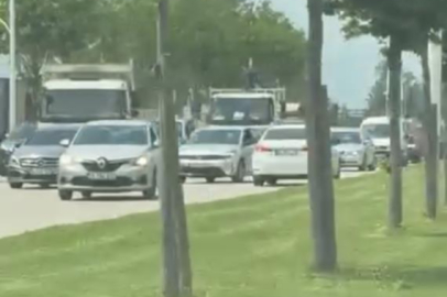 Bursa'da ters şeritten giden otomobil, trafiği böyle kilitledi